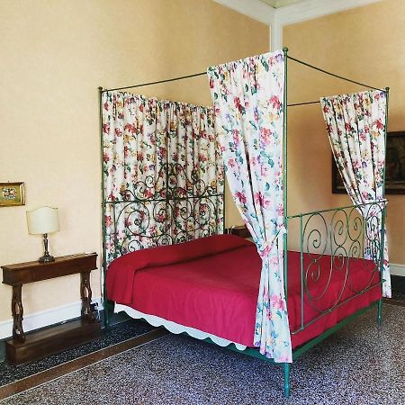 Palazzo Tucci Residenza D'Epoca Bed & Breakfast Лука Екстериор снимка