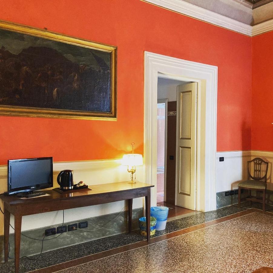 Palazzo Tucci Residenza D'Epoca Bed & Breakfast Лука Екстериор снимка