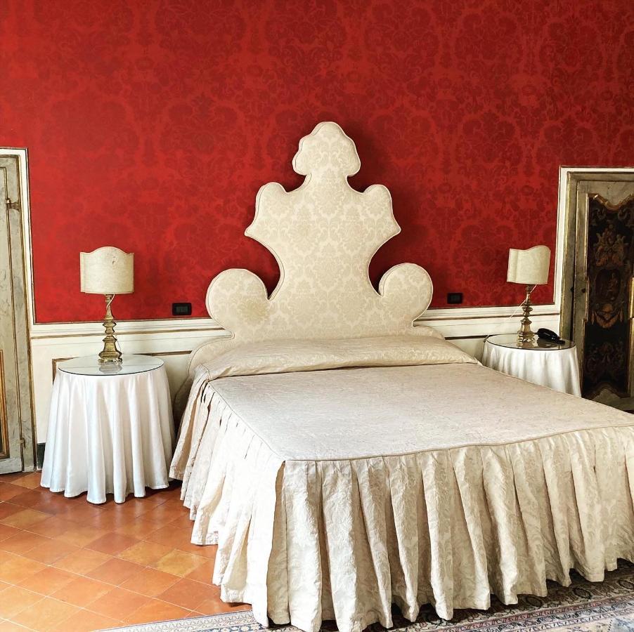 Palazzo Tucci Residenza D'Epoca Bed & Breakfast Лука Екстериор снимка