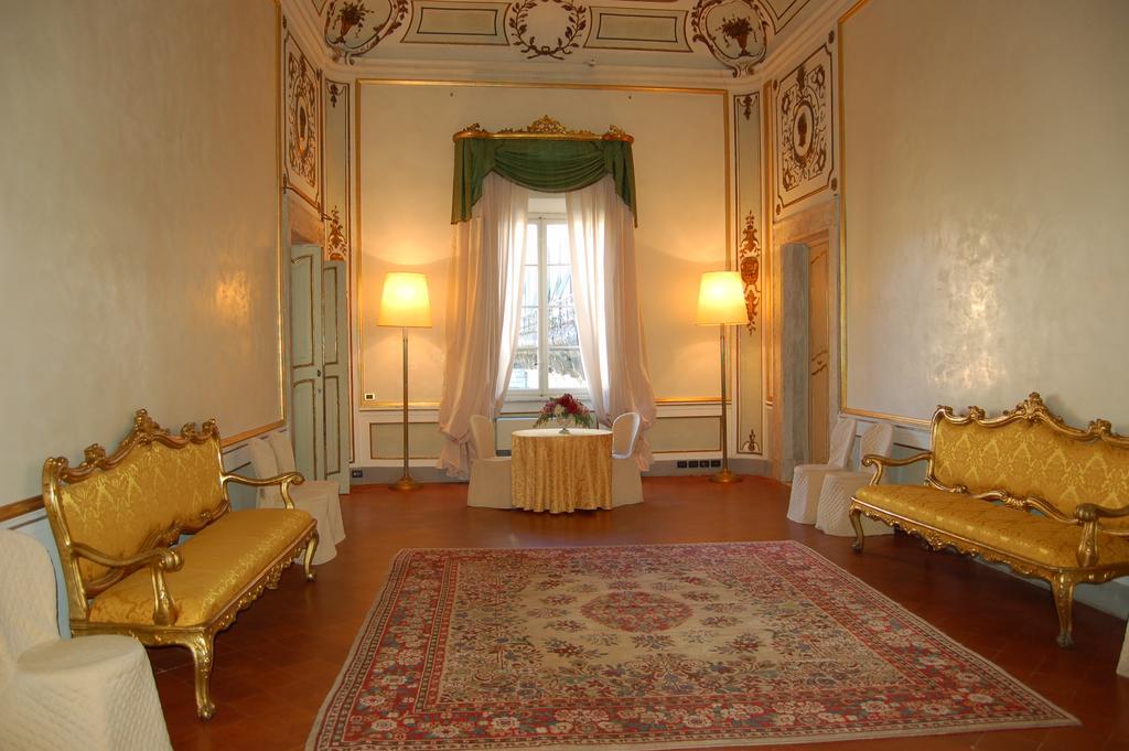 Palazzo Tucci Residenza D'Epoca Bed & Breakfast Лука Екстериор снимка