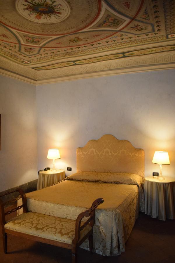 Palazzo Tucci Residenza D'Epoca Bed & Breakfast Лука Екстериор снимка