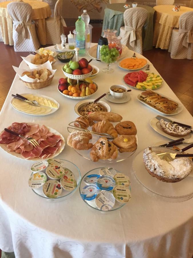 Palazzo Tucci Residenza D'Epoca Bed & Breakfast Лука Екстериор снимка